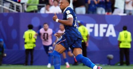 França bate Paraguai que, eliminado, se vê livre da bola, que rejeita
