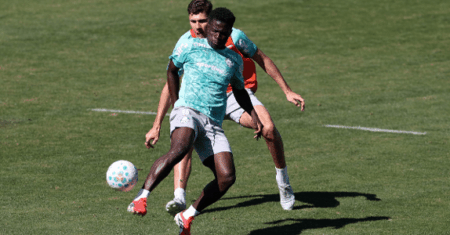 Palmeiras tenta regularizar atacante camaronês para duelo com Coritiba