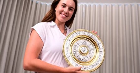 Noskova é recebida em Praga e exibe o troféu de Wimbledon