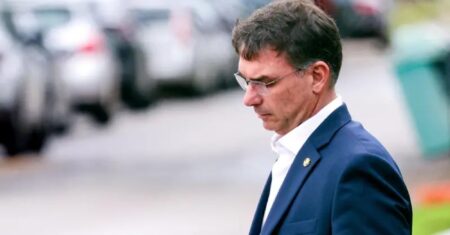 Com decisão, Moraes impede visitas de Flávio a Jair Bolsonaro até depois do primeiro turno das eleições