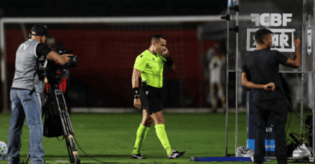 Vitória x Palmeiras: árbitro explica amarelo a Maurício e expulsões