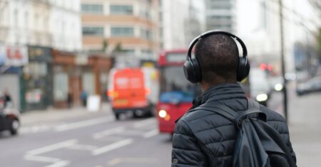 Fones prejudicam audição? Dr. Kalil conversa com fonoaudióloga sobre riscos