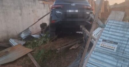 Motorista destrói estrutura metálica, invade terreno e abandona caminhonete em Rondonópolis