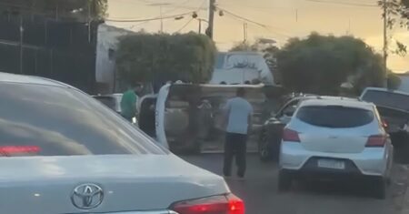 Motorista perde controle, bate em S10 estacionada e capota em Rondonópolis; vídeo