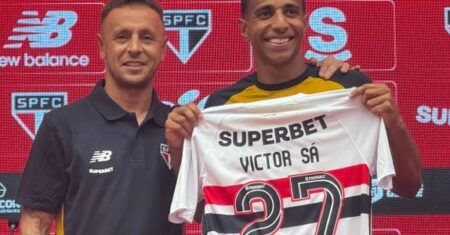 Victor Sá chora em apresentação no São Paulo e festeja: ‘Honra estar aqui’