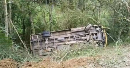 SC: Ônibus cai em ribanceira e deixa crianças feridas – 26/08/2026 – Cotidiano