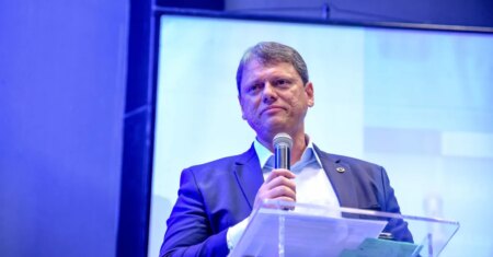 “Nós amamos Jair Messias Bolsonaro”, diz Tarcísio em convenção em SP