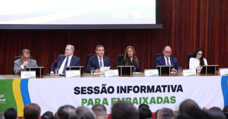 TSE apresenta sistema brasileiro de votação a embaixadores