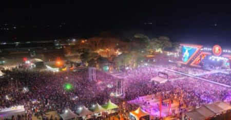 Entrada de graça e grandes shows levam mais de 50 mil pessoas ao Parque de Exposições