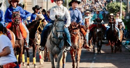 Prefeito Cláudio Ferreira e primeira-dama Alessandra se destacam ao integrarem Cavalgada da Exposul