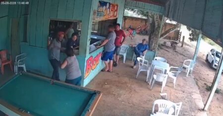 Câmera flagra mulher sendo esfaqueada dentro de bar em Colniza; caso é investigado como tentativa de feminicídio