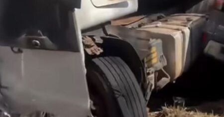 Motociclista tem pernas esmagadas por carreta em grave acidente e acaba no Hospital Regional; vídeo