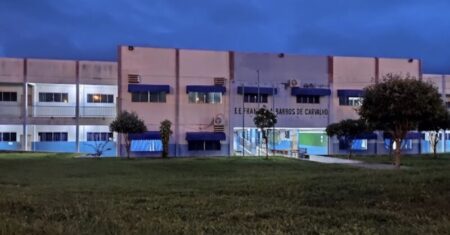 Câmeras flagram dupla invadindo e depredando escola em Rondonópolis