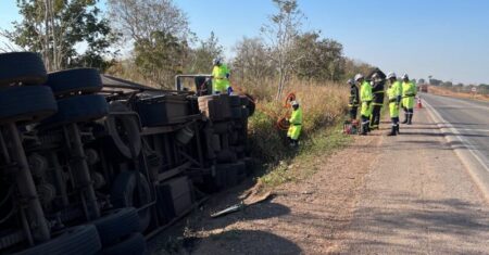 Motorista morre após carreta tombar e pegar fogo na BR-364; vídeo