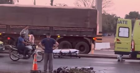 Motociclista fica ferido após forte colisão na BR-163 em Rondonópolis; vídeo