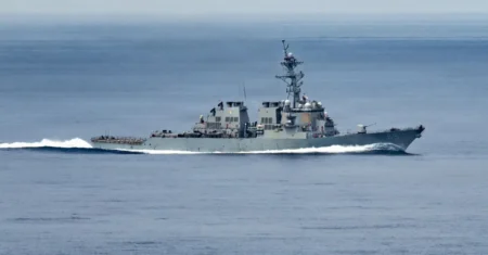 Navio de guerra dos EUA passa dias sem energia no Mar da China Meridional