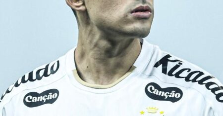 Adonis Frías: Santos negocia empréstimo de zagueiro ao Racing