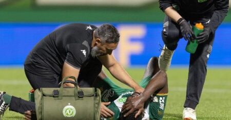 Bolasie, da Chapecoense, é internado com lesão após enfrentar Cruzeiro