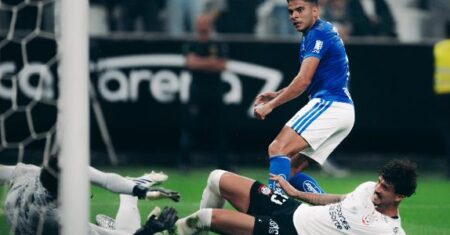 Cruzeiro poupa o time, mas não poupa o Corinthians