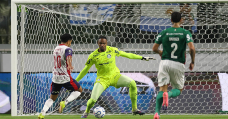 Flaco López comenta falha de Carlos Miguel no Palmeiras: “Normal errar”