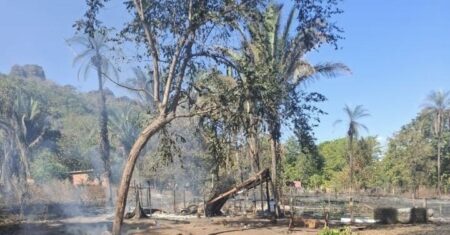 Vídeo mostra desespero de morador ao ver casa ser destruída pelas chamas em Rondonópolis; família pede ajuda