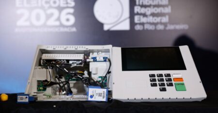 Urna eletrônica é aberta em transmissão ao vivo pela primeira vez