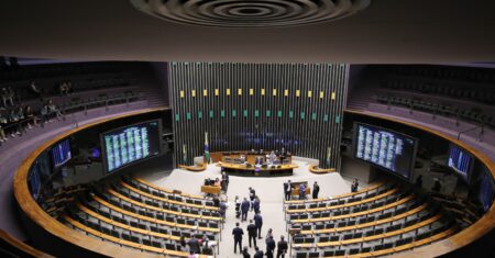 Candidaturas a deputado federal caem 28% nas Eleições 2026
