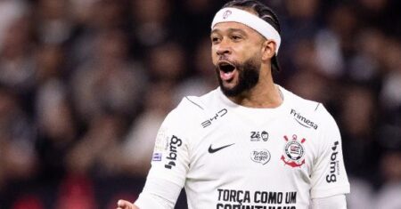 Memphis chega ao CT do Corinthians e está à disposição na Libertadores
