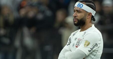 Corinthians ainda hesita e quer discutir detalhes de renovação com Memphis