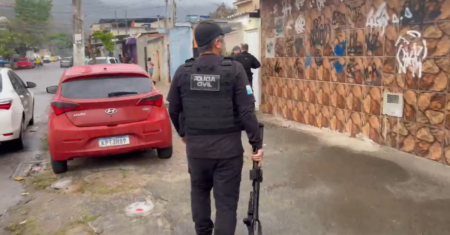 Policial é baleado durante operação contra roubo de veículos no RJ