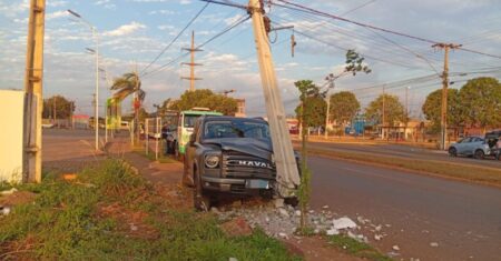 Motorista destrói poste após sair de estacionamento de supermercado em Rondonópolis; imagens