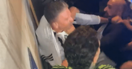 Briga na Champions tem preparador encurralado após tentar agredir jogador