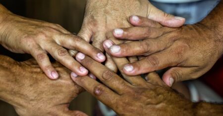 Na relação entre pais e filhos, exemplo é lição silenciosa e constante