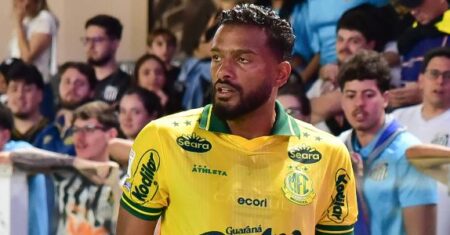 Brasileirão: Reinaldo leva cusparada de torcedor em Santos x Mirassol