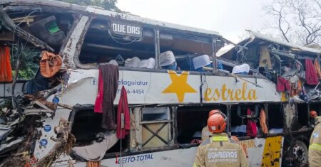 Ônibus tomba em Petrópolis e deixa 8 mortos e 20 feridos