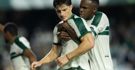 Coritiba vence Chapecoense, encerra jejum de vitórias e cola no G5