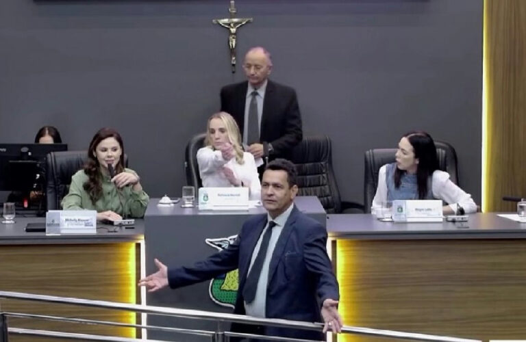 Clima esquenta na Câmara Municipal durante votação sobre reeleição da Mesa Diretora