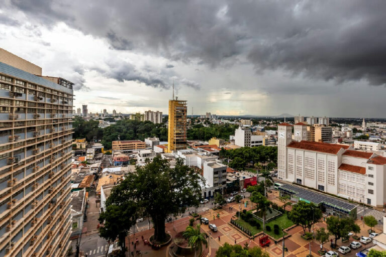 Cuiabá entra em alerta meteorológico com previsão de tempestades e ventos fortes