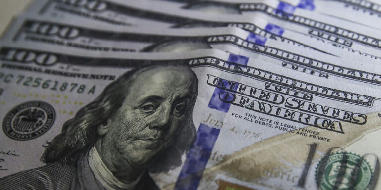 Dólar fecha em queda e Ibovespa encerra setembro com alta expressiva