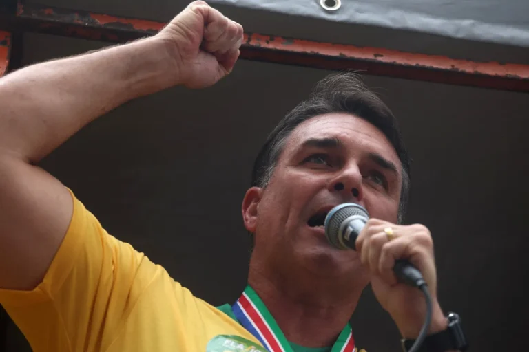 Flávio Bolsonaro intensifica críticas a Lula e associa governo ao crescimento das apostas online