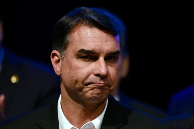 Lindbergh Farias aciona Supremo para investigar Flávio Bolsonaro por suposto esquema nos Correios