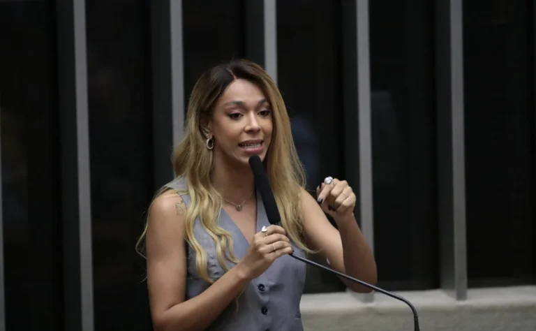 Ministro André Mendonça autoriza retorno de postagem de Erika Hilton sobre Flávio Bolsonaro
