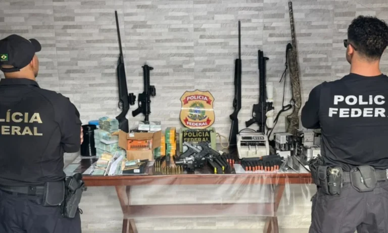Polícia Federal apreende arsenal e R$ 535 mil em operação contra fraudes de Cacs na Bahia