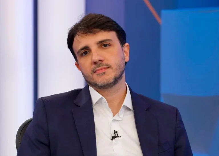 Renan Santos recorre ao TSE para garantir presença em debate presidencial da Globo