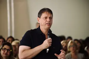 Tarcísio articula união da direita e Novo sinaliza proximidade após desistência de Salles