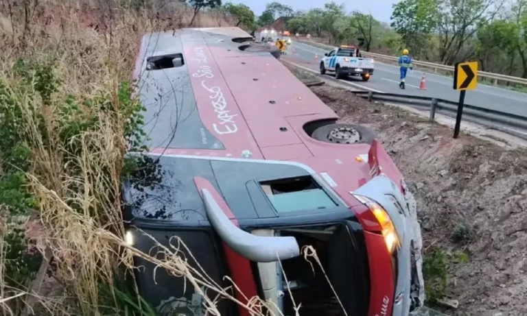 Acidente com ônibus na Br-364 deixa dois feridos na Serra da Petrovina