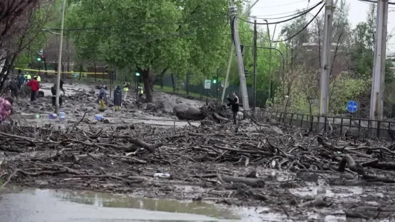 Aluvião em Santiago deixa rastro de destruição e mobiliza autoridades no Chile