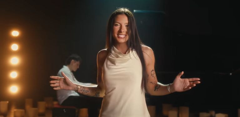 Ana Castela explora vulnerabilidade e novos ritmos no clipe de Imagina o Trabalho