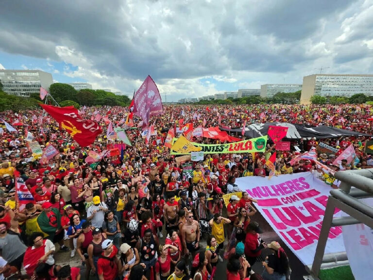 Apoiadores de Lula realizam ato da virada na Esplanada no segundo turno