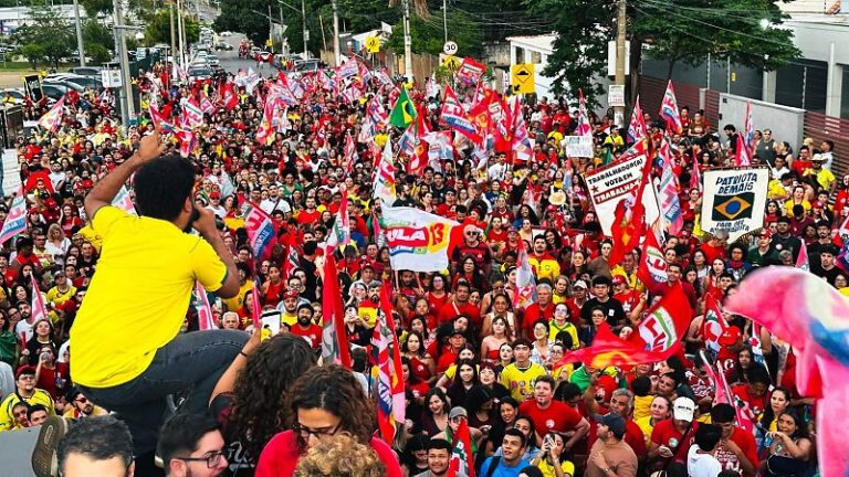 Apoiadores de Lula realizam ato na Arena Pantanal em Cuiabá